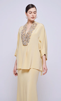 Tenue musulmane 2026 pour l'Aïd/Mariage : Ensemble 2 pièces en satin jaune avec chemisier à col en V orné de perles multicolores et jupe sirène