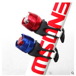 Feu arrière de vélo en alliage d'aluminium LED, étanche IPX4, mode clignotant, alimenté par batterie, lumière rouge rubis pour casque et vélo - Product Image 2