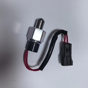 สวิตช์ไฟถอยหลัง 8-98324878-0 สำหรับอีซูซุ 12V อุปกรณ์ช่วยถอยหลังรถยนต์ด้านหลัง - Product Image 1