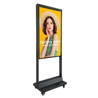 Écran LCD de 65 pouces orienté vers la fenêtre, haute luminosité 2500 nits, affichage numérique vertical UHD pour magasin de vêtements, centre commercial