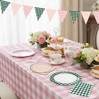 Articles de fête roses comprenant des assiettes en papier roses, des gobelets, des serviettes et des couverts pour bébé, fête prénuptiale, mariage, fête d'anniversaire