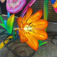 Lanternes chinoises traditionnelles grandeur nature, papillons et fleurs lumineuses pour la décoration d'événements de parcs d'attractions
