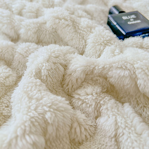 Couvertures en molleton berbère en fourrure de <span class=keywords><strong>lapin</strong></span> jacquard blanc solide en polyester personnalisé en gros en vrac pour l'<span class=keywords><strong>hiver</strong></span> - Product Image 2