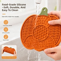 Tapis à lécher pour animaux de compagnie en silicone avec ventouse en forme de citrouille pour le bain et le toilettage des chiens