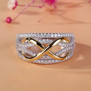 Anello moderno cavo a forma di infinito con colori a contrasto, regalo per donne per l'uso quotidiano o per feste. - Product Image 3