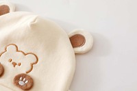 Bonnet bébé avec oreilles d'ours |   Bonnet en tricot avec appliqué patte d'ours et bord plié |   Bonnet pour nouveau-né