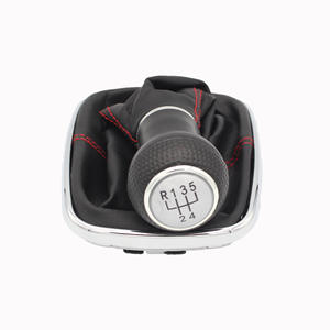 Pomo de Palanca de Cambios VW de Cuero con Costuras Rojas y Tapa Plateada para Transmisión Manual Compatible con Golf 4 y Bora - Product Image 3