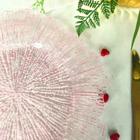 Assiette de présentation rose de 13 pouces, moderne et peinte à la main, en plastique durable et écologique, idéale pour les mariages européens, les événements hôteliers et Noël