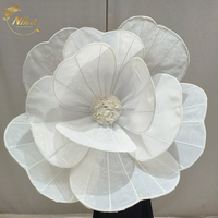 NIKA Décoration de plafond personnalisée pour événements de mariage et salles de banquet, Têtes de fleurs géantes en tissu organza blanc