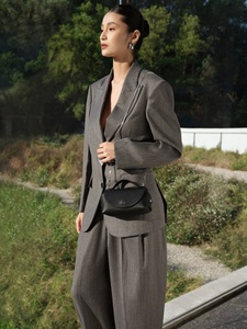 Sac à bandoulière en cuir de vachette premium avec petite rabat et chaîne, design intemporel, pour les sorties du <span class=keywords><strong>week</strong></span>-<span class=keywords><strong>end</strong></span> et les trajets sécurisés en Europe, vente en gros - Product Image 3