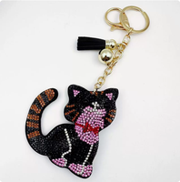 Porte-clés best-seller en forme de chat rose à longue queue, orné de strass étincelants et de pompons, idéal pour sacs et voitures