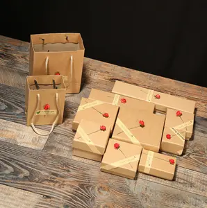 A Impressão do logotipo emboss carimbo Caixa de Jóias com flor de Luxo Embalagens de papel kraft tag Do Presente De Papelão Quadrado Caixa de Jóias Personalizadas