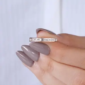 Anillo de Eternidad Moderno de Oro Rosa con Moissanita de Corte Esmeralda, Elegante Anillo de Boda con Engaste de Canal para Mujer, Joyería Sofisticada para Aniversario - Product Image 6