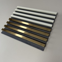 Panneaux muraux en bois, tubes carrés en bois, poutres de plafond décoratives d'intérieur, grille, panneaux muraux en PVC avec surface métallique, panneaux muraux cannelés en WPC