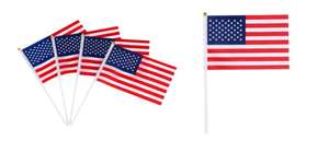 En el Día de la Independencia, el portador de la bandera en el Jardín de la Bandera agitó la bandera de la capa con estrellas y rayas. - Product Image 6