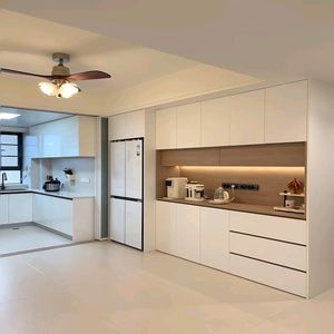 Faites une déclaration élégante avec ce <span class=keywords><strong>buffet</strong></span> <span class=keywords><strong>gris</strong></span> <span class=keywords><strong>clair</strong></span>, avec des tiroirs inférieurs pour dissimuler les ustensiles de cuisine quotidiens. - Product Image 5