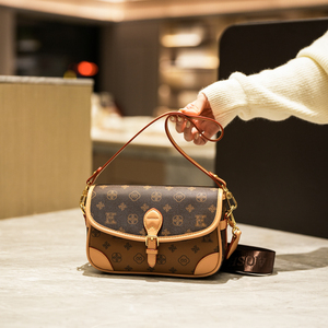 Bolso Cuadrado de PU con Patrón Geométrico de Alta Calidad, Cierre Magnético, Poliéster, Portátil, Diseño Antirrobo para Uso Diario - Product Image 3