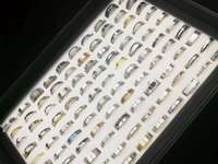 Lot de 100 bagues unisexes classiques en acier inoxydable, style éternité, pour mariages et cadeaux, tailles assorties, platine rose
