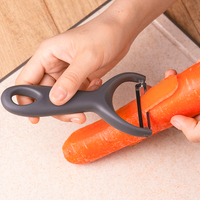 Grijze Y-vormige groenteschiller met roestvrijstalen mes, fruitschiller, keukenhulpje voor thuis koken, groothandel, bulk levering