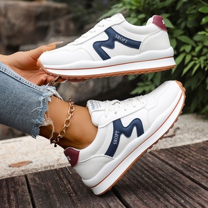 Scarpe da passeggio bianche da <span class=keywords><strong>donna</strong></span> taglie forti, nuove <span class=keywords><strong>sneakers</strong></span> autunnali traspiranti con lacci, scarpe casual che fanno sembrare i piedi più piccoli - Product Image 1