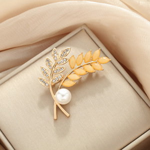 Broche de moda con forma de planta, aleación de zinc con perla y cristal, accesorio de boda para mujer - Product Image 1
