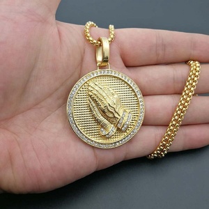 Joyería religiosa oración 316L Acero inoxidable chapado en oro cristal con incrustaciones <span class=keywords><strong>de</strong></span> manos rezando COLLAR COLGANTE para hombres - Product Image 1