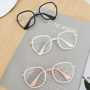 Gafas Ópticas Qianai con Montura Cuadrada Irregular, Lentes Anchas con Protección UV y Anti Luz Azul para Mujer, Modelo P1 7150 - Product Image 5