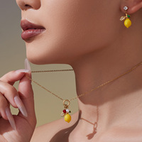 Collier tendance en acier inoxydable géométrique avec pendentif citron en résine jaune, zircon et perle, et chaîne à maillons pour femme, idéal pour les occasions festives
