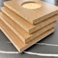 Fabrika Üretimli Özel E1 Ekolojik Düşük Formaldehitli Yonga Levha 18mm Neme Dayanıklı 1220*2440mm Melamin Kaplı Modern