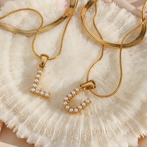 Collana con Catena a Spina di Pesce a Doppio Strato Placcata <span class=keywords><strong>Oro</strong></span> 18K Stile Vintage con Ciondolo Iniziale in Perla <span class=keywords><strong>d</strong></span>'Acqua Dolce - Product Image 3