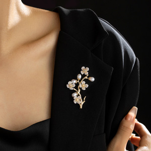 Muyu Plum Blossom Brooch Freshwater Pearl Flower Pin Women's Formal Wear Accessory - Product Image 4