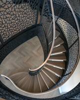 Escalier Courbé Intérieur de Villa, Design de Luxe avec Marches en Pierre ou en Bois