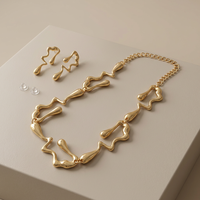 Ensemble de bijoux modernes en métal liquide, collier et boucles d'oreilles, motif vague abstrait, goutte d'eau irrégulière, doré, pour femme, accessoires de fête et quotidiens