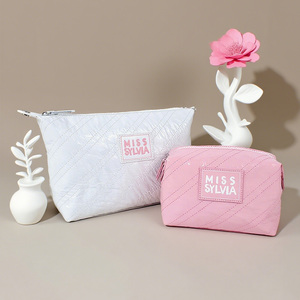 Sang Trọng Nhãn Hiệu Riêng Tùy Chỉnh Kích Thước Biểu Tượng Màu Sắc Du Lịch Trang Điểm Túi Ly Hợp Pouch Sọc Mỹ Phẩm Túi Nhăn Sáng Bóng PU Với Quilting - Product Image 1