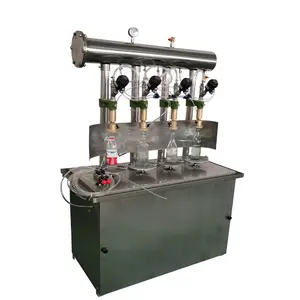 Pequeño Co2 semi automática bebidas carbonatadas de llenado de la máquina contra prensa isobáricas espolvorear soda de fabricante de la máquina