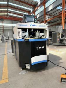 Machine de combinaison de profilés en aluminium à neuf axes, machine de sertissage d'angles en aluminium/machine de fabrication de fenêtres et de portes - Product Image 2