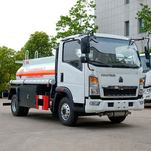 Camion-citerne à huile Sinotruk HOWO 4x2 3 m³ d'occasion, flexible et efficace, idéal pour le ravitaillement des stations-service/parcs en Afrique - Product Image 2