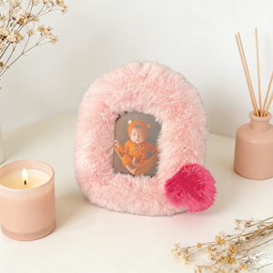 <span class=keywords><strong>Cadre</strong></span> <span class=keywords><strong>photo</strong></span> rond en peluche mignon et moelleux avec pompon, petit <span class=keywords><strong>cadre</strong></span> <span class=keywords><strong>photo</strong></span> de bureau pour la décoration de la maison, de la chambre ou du bureau - Product Image 1