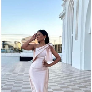 PM004 Robes de soirée en satin à une épaule style sirène avec nœud et fente au dos pour demoiselles <span class=keywords><strong>d</strong></span>'<span class=keywords><strong>honneur</strong></span> et mère de la mariée - Product Image 4