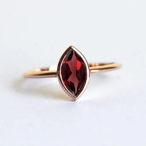 Diseñador Pure18k Gold Party Wear Red Garnet Gemstone Classic Fashion Finger Marquise Ring para un aspecto elegante y moderno - Product Image 1