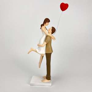 Statuine Sposi in Resina all'Ingrosso Decorazione per <span class=keywords><strong>Matrimonio</strong></span> Simpatica Coppia Abbracciata Stile Cartoon Statuetta Decorativa per <span class=keywords><strong>Torta</strong></span> Nuziale - Product Image 1