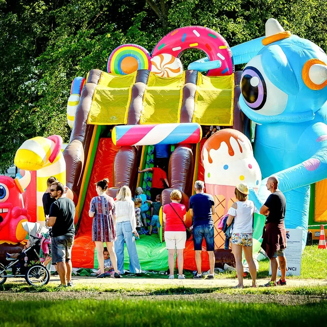 Kommerzielle wunderschöne bunte aufblasbare Monster-Trockenschlitte ein Märchen-Hindernisfeld Spielplatz Hüpfburg