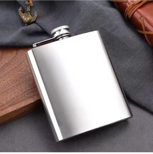 Petaca de whisky de acero inoxidable 304 de alta gama, cuidadosamente seleccionada, portátil para uso en exteriores, 5 onzas, estilo compacto y minimalista. - Product Image 4