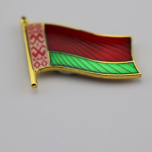 Emblema de aleación de zinc fundido personalizado: diseño geométrico de Europa del Este con motivo rojo-verde esmaltado (pedidos a granel disponibles) - Product Image 1