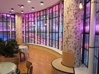 Écran LED transparent à haute transparence P3.91 Écran LED pour centre commercial P3.91 Voir à travers l'affichage à LED pour mur LED en verre