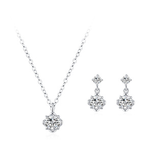 Collier et boucles d'oreilles simples en argent sterling 925 avec pendentif fleur en diamant pour femmes - Luxe abordable, polyvalent et de niche - Product Image 1