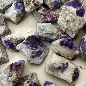 Cristales Naturales Ecológicos CrystalHola al por Mayor, Calcita Púrpura en Bruto, Efecto Llama Fluorescente, Espécimen Mineral Único - Product Image 1