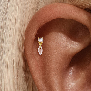 Piercings de cartílago roscados de 16G con parte trasera plana, de Plata de ley S925 chapada en oro de 18K, con diseño geométrico de marquesa, circonita, rombo y flecos en forma de corazón - Product Image 5