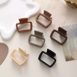 กิ๊บติดผมทรงสี่เหลี่ยมคละสีพลาสติกสำหรับผู้หญิงใช้ทุกวัน - Product Image 1