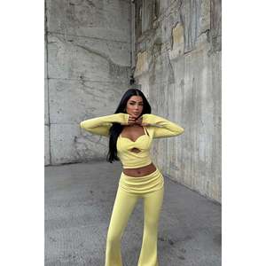 Traje de Pantalón Amarillo con Botón Decorativo - Product Image 3